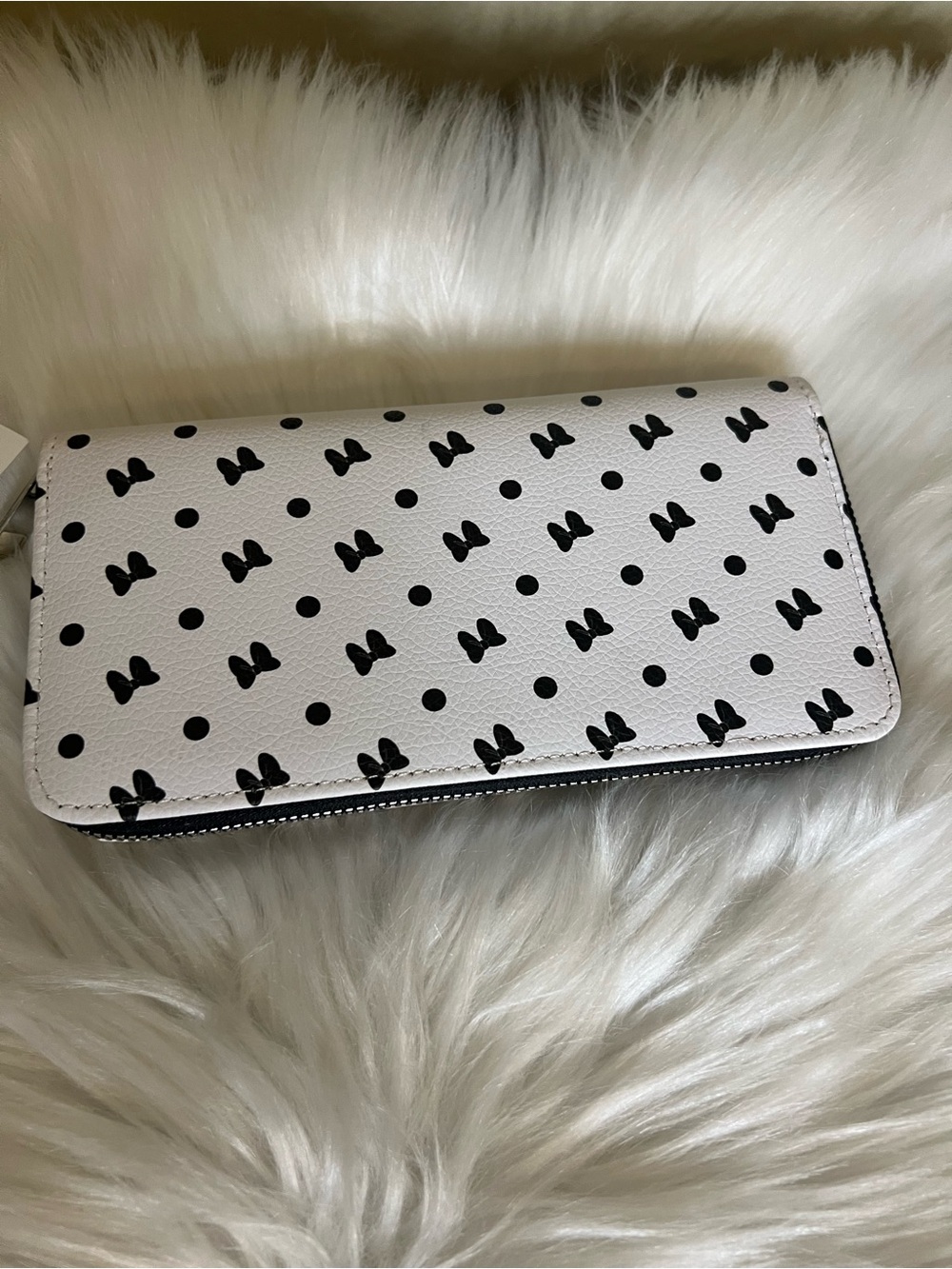 Minnie Mouse Wallet - Picture 2 of 3